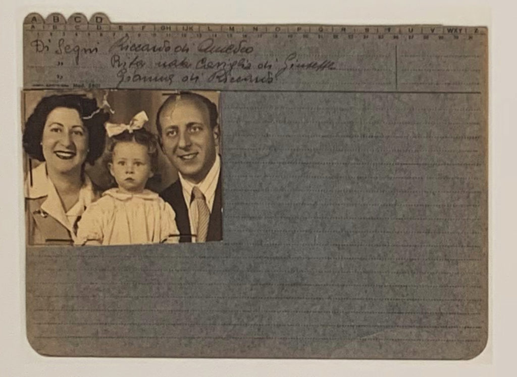 Bibliografische Karteikarte (s/w) mit Foto einer Familie (oben links).