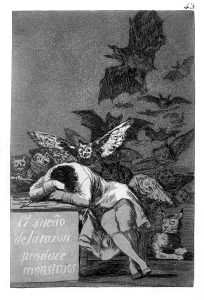 Radierung des Künstlers Francisco de Goya zeigt eine Person schlafend auf einen Tisch gestützt und Eulen und Fledermäuse im Hintergrund