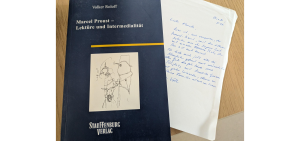 Foto eines Buchs mit persönlichem Brief